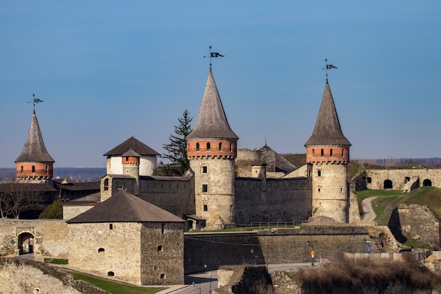 Forteresse de Kamianets Podilskyi. Vue sur le mur de la forteresse avec des tours au début du printemps, Ukraine