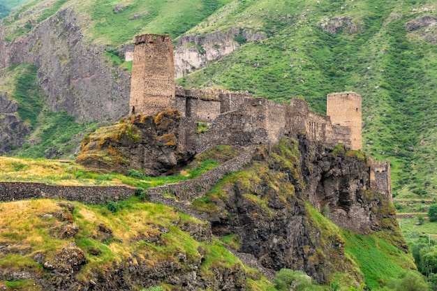 Forteresse de Khertvisi sur haute colline rocheuse dans la gorge au confluent des rivières Kura et Paravani, Géorgie. Caucase