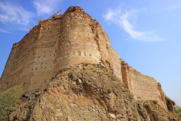 Forteresse médiévale de Narikala vue depuis le centre-ville du vieux Tbilissi, Géorgie