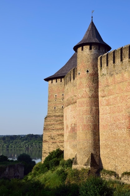 Forteresse médiévale en pierre aux tours à fortes murailles crénelées à motifs