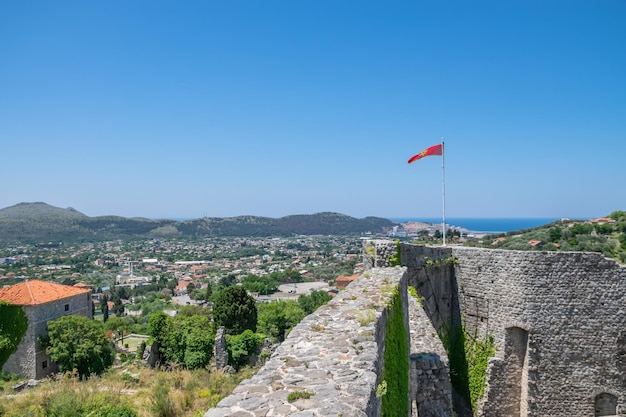 La forteresse médiévale en pierre est située en hauteur dans les montagnes