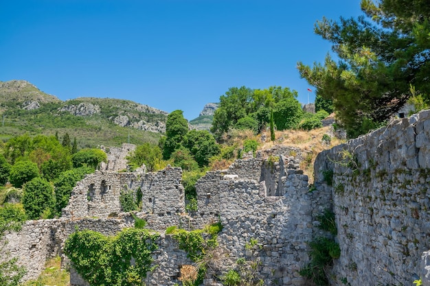 La forteresse médiévale en pierre est située en hauteur dans les montagnes