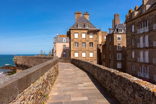 Photo la forteresse médiévale de saint-malo en bretagne