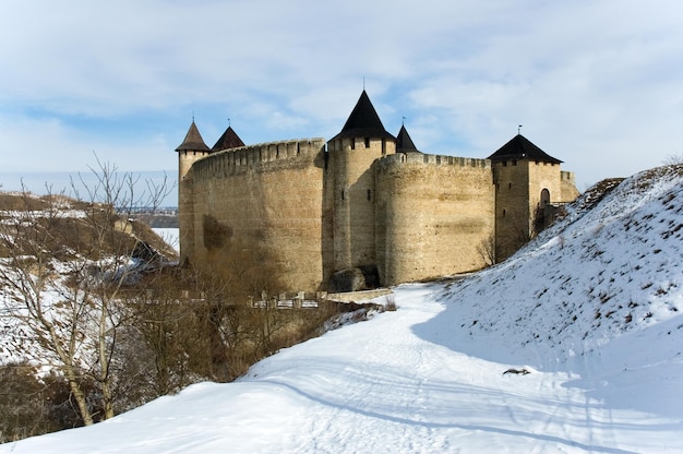 Forteresse médiévale avec tours et murs défensifs dans la région de Hotyn Tchernivtsi Ukraine