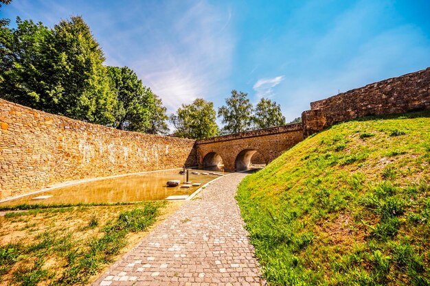 La forteresse médiévale de la ville de Bardejov tour mur dans la vieille ville Slovaquie vieille ville de l'UNESCO les murs du château autour de la place Bardejov