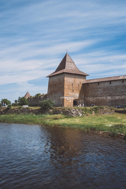 Photo forteresse oreshek sur la rive du lac ladoga