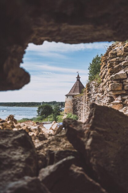 Photo forteresse oreshek sur la rive du lac ladoga