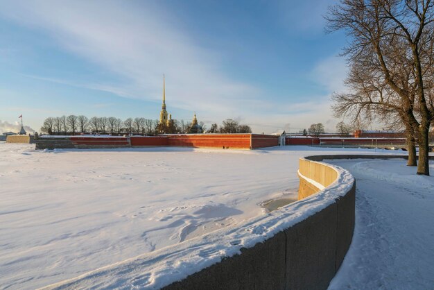 Forteresse Pierre et Paul sur un matin d'hiver ensoleillé avec des nuages St Petersburg Russie