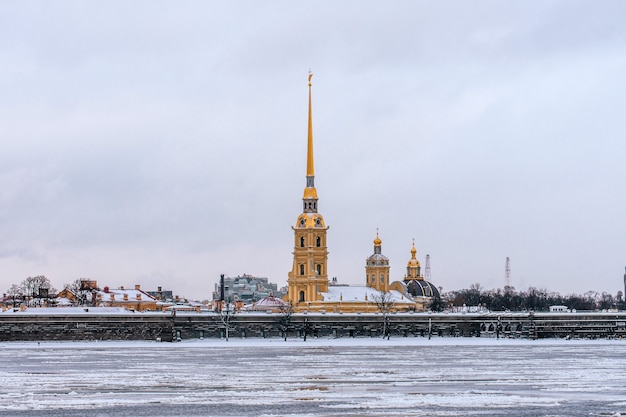 Forteresse Pierre et Paul à Staint-Petersburg jour d'hiver.