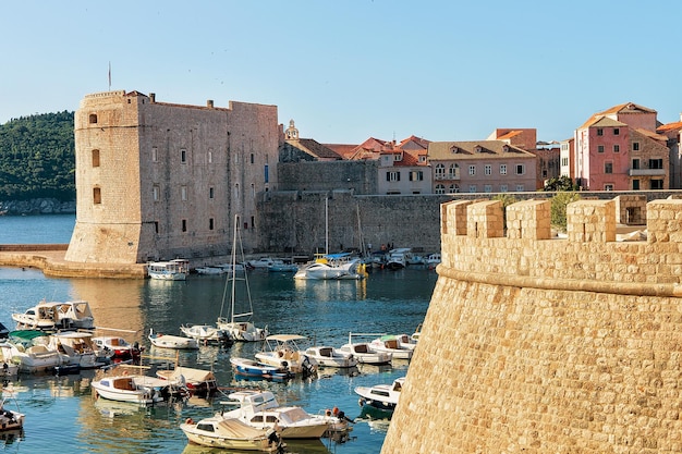 Forteresse Saint-Jean et bateaux sur le vieux port de la mer Adriatique à Dubrovnik, Croatie