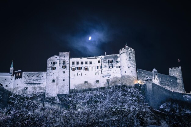 Forteresse de Salzbourg et la lune hivernale dans la nuit