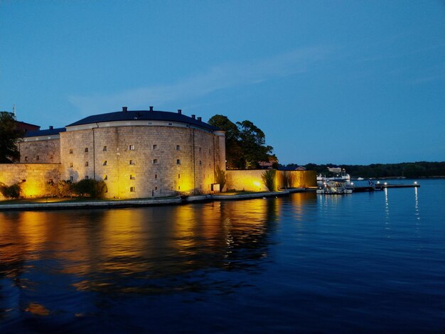 Photo la forteresse de vaxholm près du lac dans la ville au crépuscule