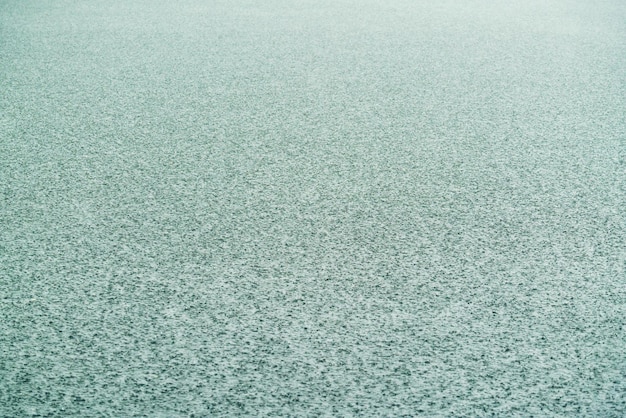 Photo de fortes pluies frappant la surface de l'eau