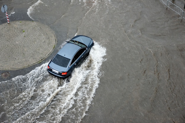 De fortes pluies ont provoqué des inondations sur les routes de la ville.