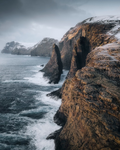 De fortes vagues frappant les rochers escarpés