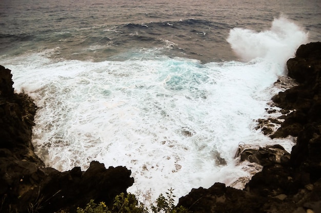 De fortes vagues se brisant sur la côte volcanique des îles Canaries de Tenerife