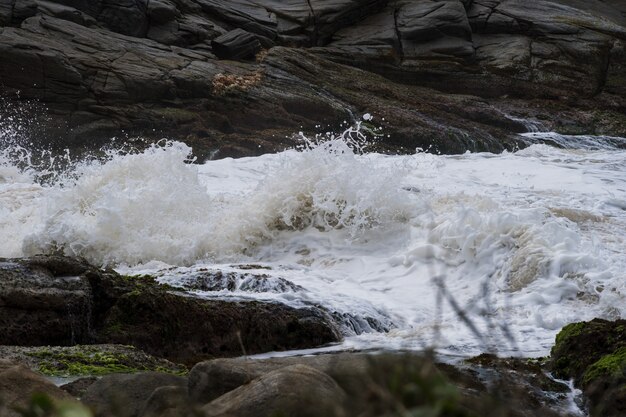 De fortes vagues se brisent sur les rochers de la plage de Rio das Ostras à Rio de Janeiro.