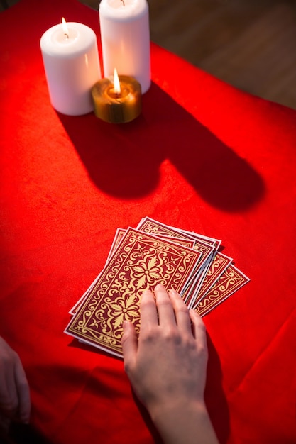 Fortune caissier utilisant des cartes de tarot