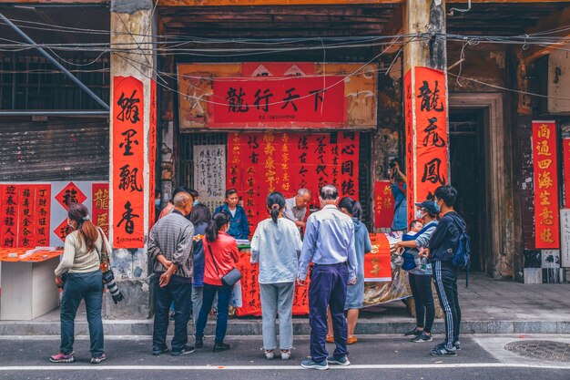 Foshan, province du Guangdong, Chine. 8 FÉVRIER 2021. Personnes écrivant des couplets avec des salutations pour la Fête du Printemps. Préparation pour la célébration du nouvel an chinois dans la rue Kuaizi à Foshan