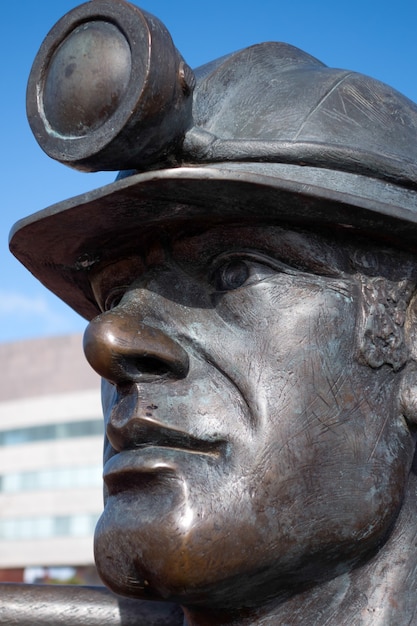 Fosse à Port Coal Miner sculpture Cardiff Bay