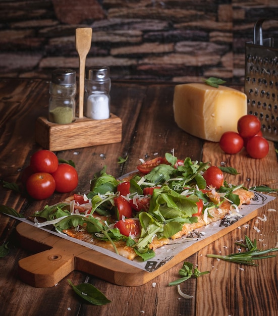 Fotografia de Pizza en una mesa de madera con ingredientses frescos, par Yuri Ugarte Cespedes