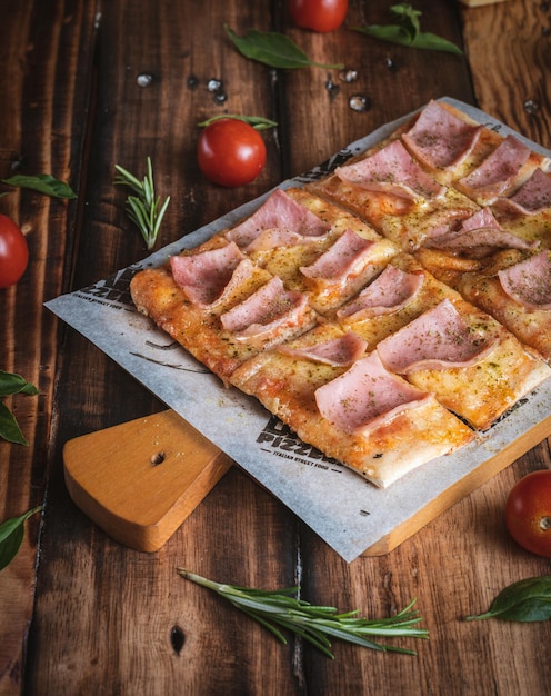 Fotografia de Pizza en una mesa de madera con ingredientses frescos, par Yuri Ugarte Cespedes