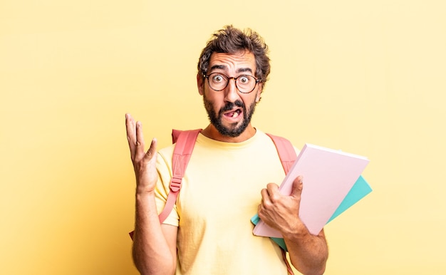 Fou expressif criant avec les mains en l'air. concept d'étudiant adulte