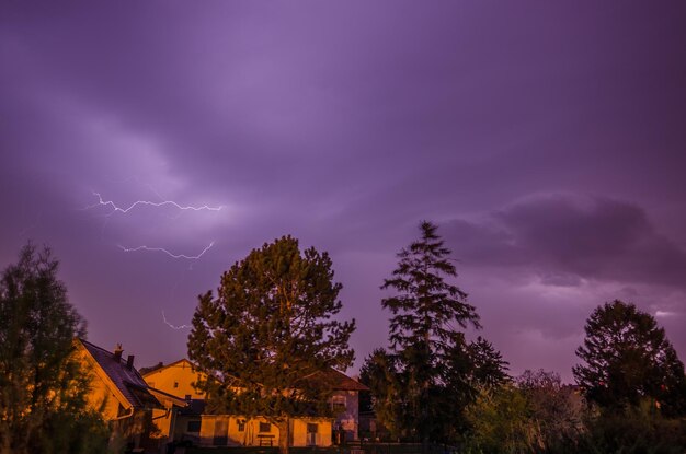 Foudre au ciel nocturne