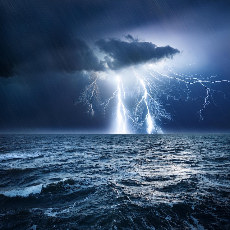 Photo la foudre dans le ciel au-dessus de l'océan et un nuage d'orage