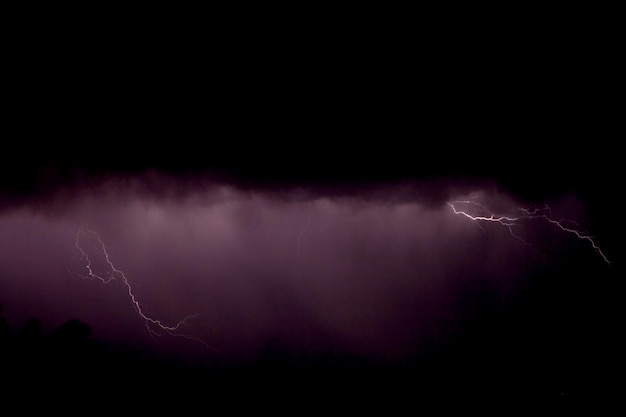 Foudre dans le ciel dramatique de la nuit