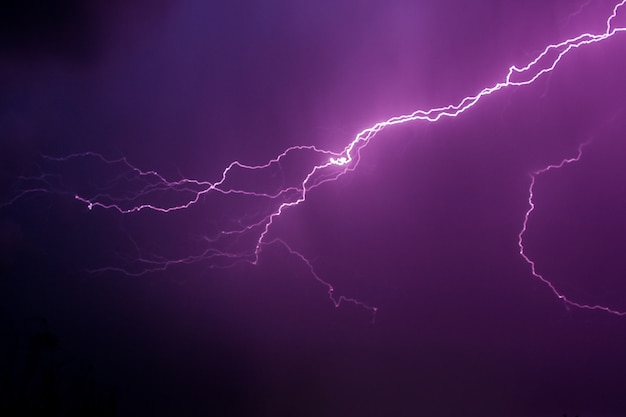 Foudre dans le ciel sombre pendant une nuit d'orage