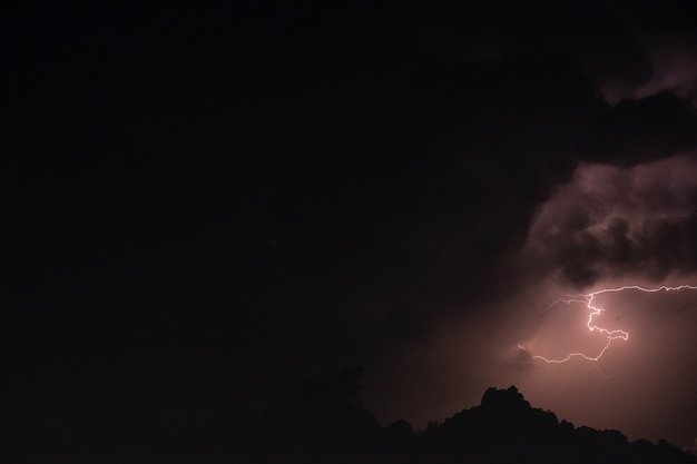 Photo la foudre dans la tempête de pluie la nuit