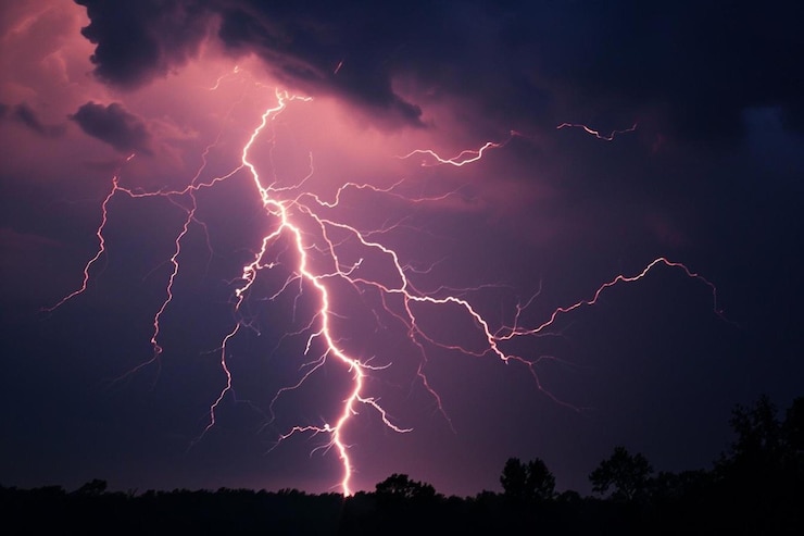 Photo une foudre frappant à travers un ciel sombre