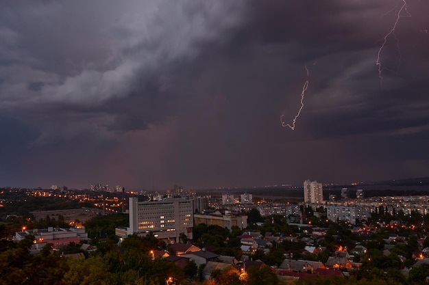 La foudre frappe la ville la nuit