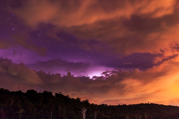 Photo la foudre la nuit sur la colline