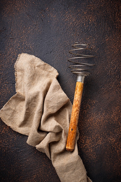 Fouet en bois vintage sur fond rouillé