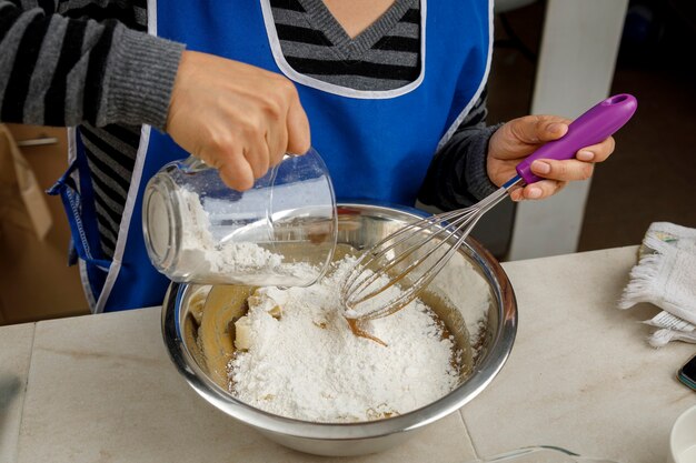 Fouetter le mélange d'ingrédients pour cuire une crêpe à la banane Concept de cuisson à domicile