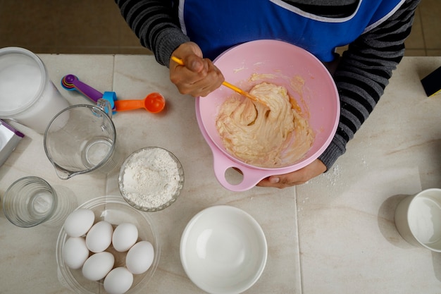 Fouetter le mélange d'ingrédients pour cuire une crêpe à la banane Concept de cuisson à domicile