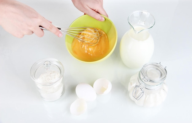 Fouetter les oeufs isolés sur blanc