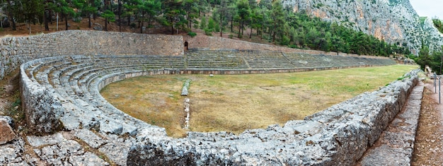 Fouilles de l'ancienne ville de Delphes le long de la pente du mont Parnasse en Grèce. Le stade.