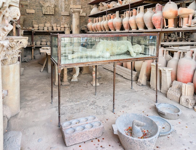 Fouilles et homme victime de l'ancienne ville de Pompéi, Naples, Italie