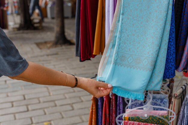 Photo un foulard bleu sur une vitrine