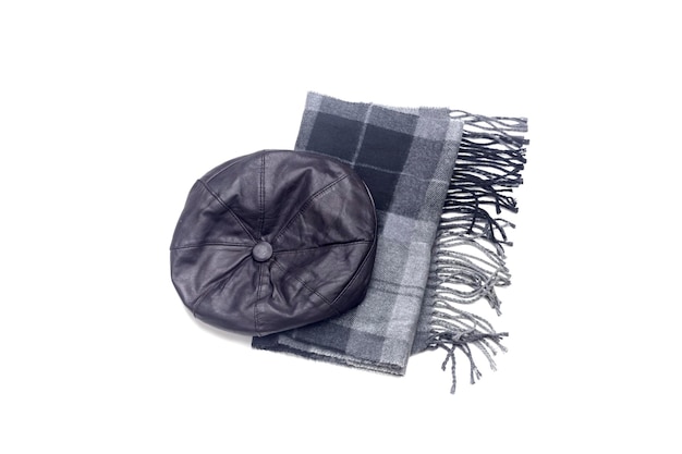 Foulard masculin gris et une casquette en cuir sur fond blanc