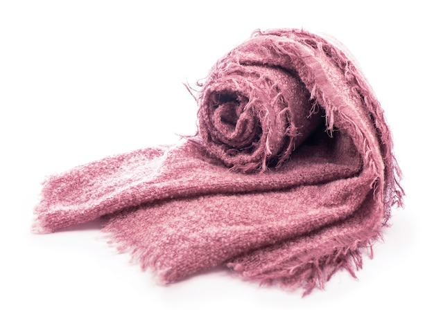 Foulard rose tricoté chaud isolé sur fond blanc.