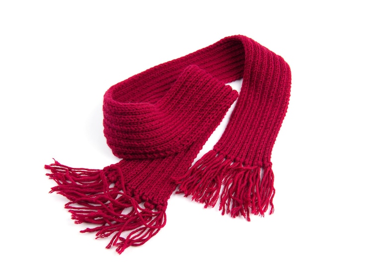 Photo un foulard rouge chaud sur un fond blanc