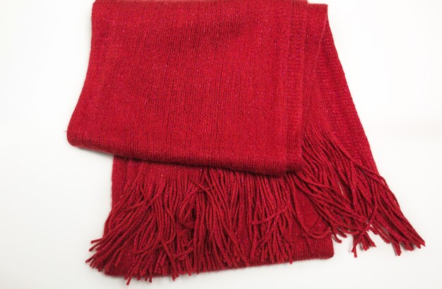 Foulard rouge chaud avec frange isolé sur fond blanc