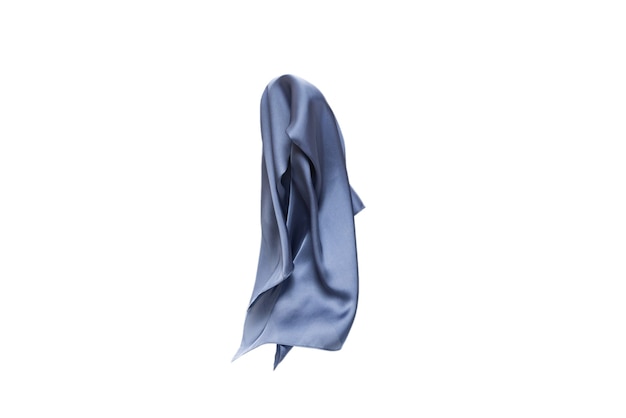 Foulard en soie bleu fluide isolé sur fond blanc.