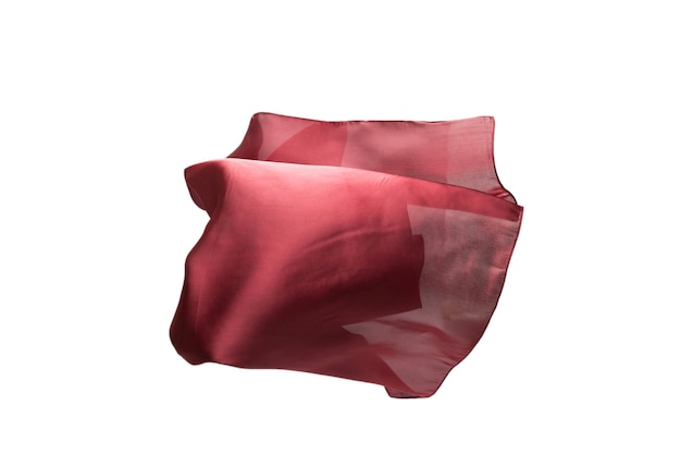 Foulard en soie rouge fluide isolé sur fond blanc.