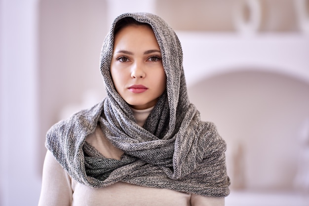 Foulard sur la tête d'une femme islamique qui se tient à la maison