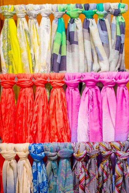 Foulards colorés noués comme une cravate